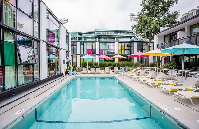 Pet Friendly Accessible Queen Room! Pool, Bar, Art Exhibits, & Concert Venues!