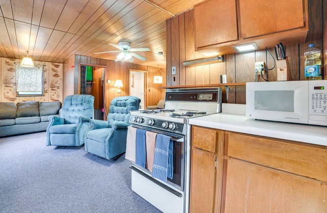 Pet-Friendly Alger Cabin - Close to the River!