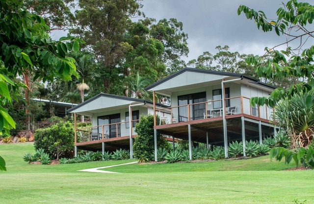 Pet friendly and private 9 hole golf course 12 minutes to surf beach