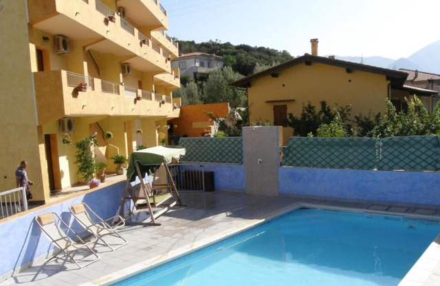 "Residence Pianeta Sardegna 9" con piscina, aire acondicionado y balcón