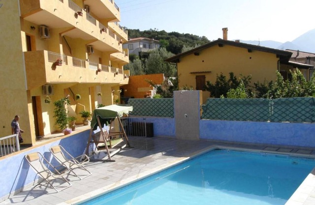 Apartamento "Residence Pianeta Sardegna 5" con piscina, A/C y terraza; admite mascotas