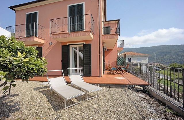 Apartamento Maison Laura, con vistas al mar, Wi-Fi, terraza y jardín; admite mascotas