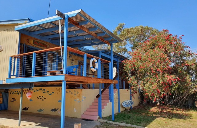 Se admiten mascotas en Shack Beach, a una calle de Silver Sands Beach