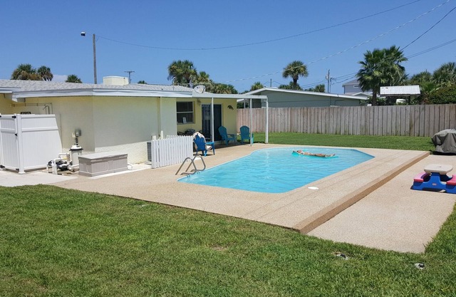Pet Friendly Beach House con piscina. La playa está a solo 1 minuto a pie.