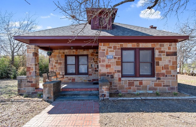 Pet Friendly, beautiful historical home- 1 mile from downtown