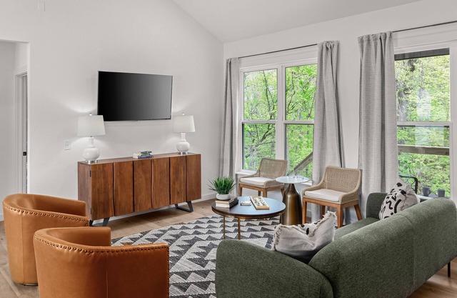 Upscale Retreat: Contemporary Coziness Featuring a Spacious King Bed