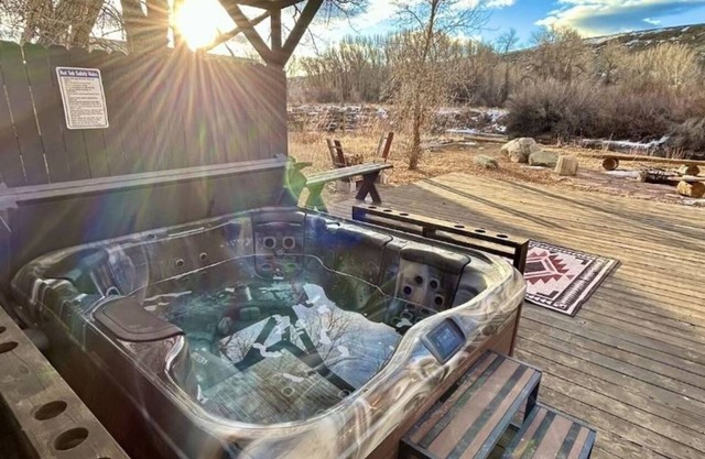 Relax in a Cozy Queen Room with Spectacular Riverfront Access & Sweeping Mountain Views