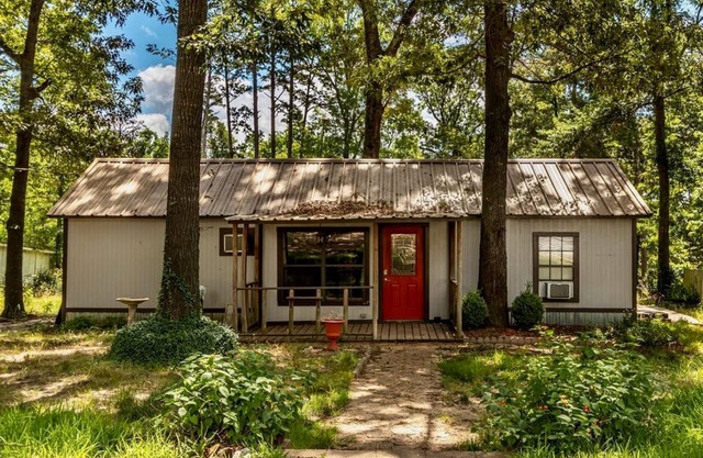 Pet-friendly campground cabin retreat w/ shared pool, firepit, lake access