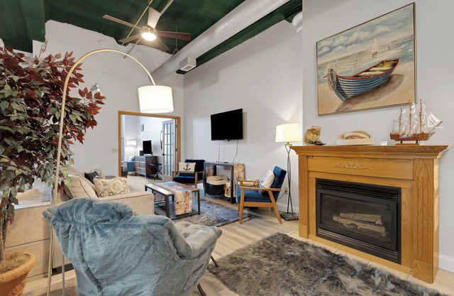 Pet-Friendly Canal Park Condo|Near Lakewalk| Pool| Sauna| Gym