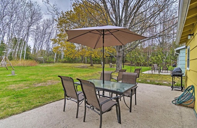 Pet-Friendly Charlevoix Cabin Walk to Lakefront!