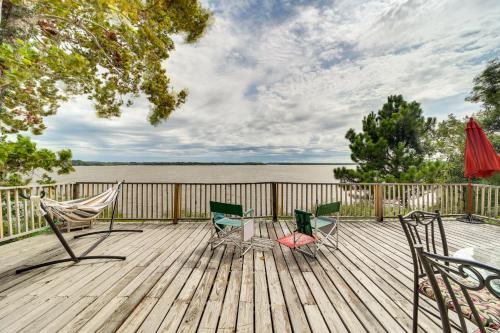 Pet-Friendly Checotah Home with Deck and Lake Views!