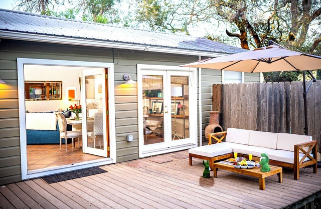 Charming bungalow in Austin's Bouldin Creek area walking Distance to ACL & Soco