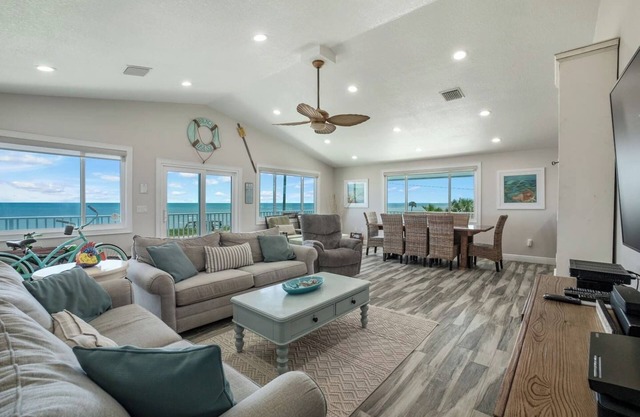 Pet Friendly condo, Beachfront, Private Balcony!