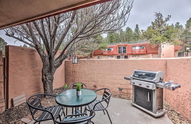 Pet-friendly Condo - 2 Mi to Ruidoso Downs!