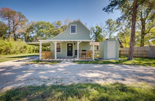 Pet-Friendly Conroe Hideaway w/ Porch & Fire Pit