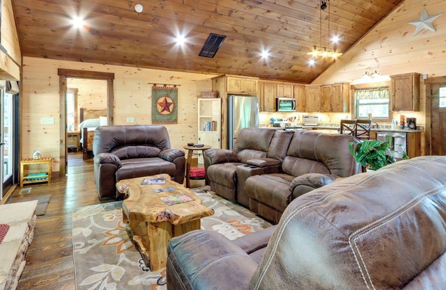 Pet-Friendly Copperhill Cabin Getaway w/ Hot Tub!
