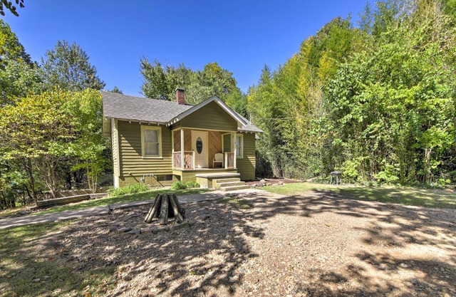 Pet-Friendly Cottage w/ Fire Pit - 3 Mi to SIU!