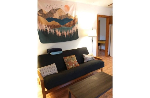 Pet-friendly, Cozy & convenient with fenced backyard