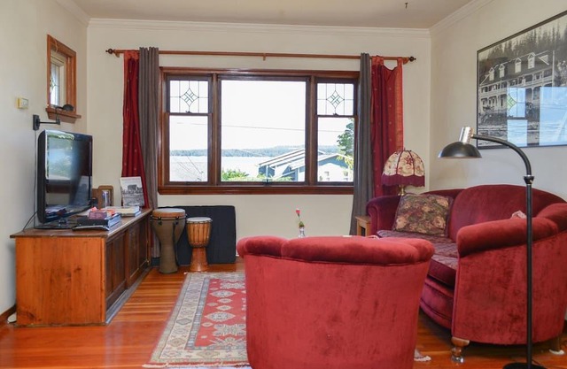 Pet Friendly Cute Character Home - Steps To Ocean