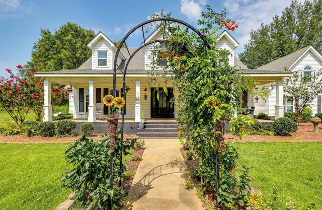 Pet-Friendly Falkville Home on a Working Farm!
