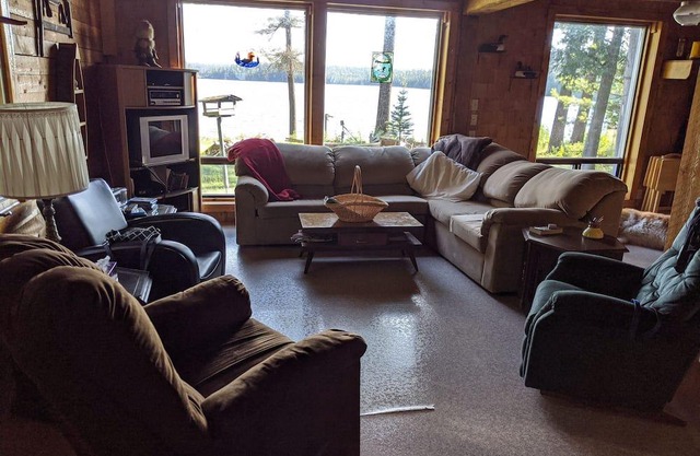 Pet friendly family cottage. One Lake-One Cottage.A Unique Peaceful Experience.