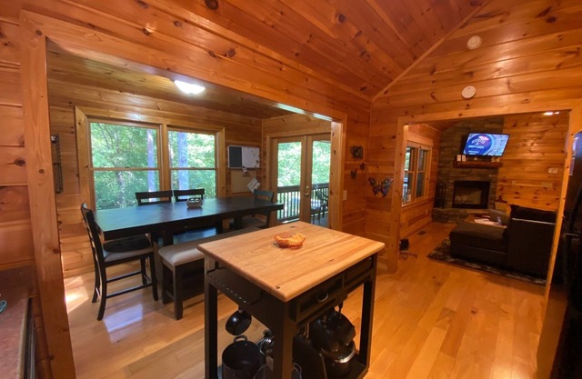 Pet friendly! *Free Whitewater Rafting & Ziplining* Affordable Dog Friendly Cabin with so many amenities, you'll never want to leave!