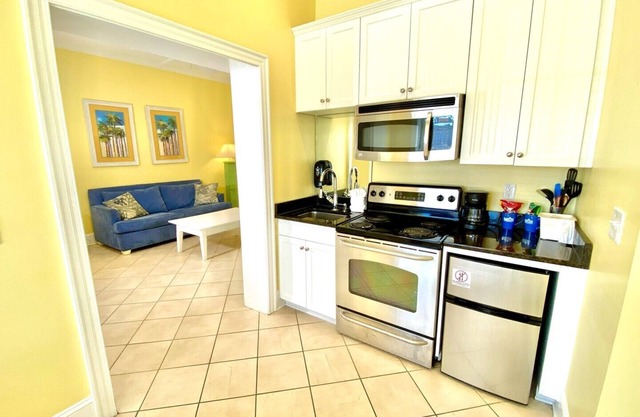 Pet-friendly - Full Kitchen - 3 Blocks to Beach! Unit 501