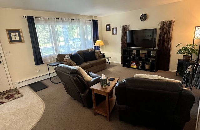 Pet friendly, fully-fenced, super safe, extremely comfortable near hospitals!