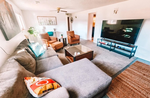 Pet Friendly Gorgeous Large 5 Bdrm Home near all