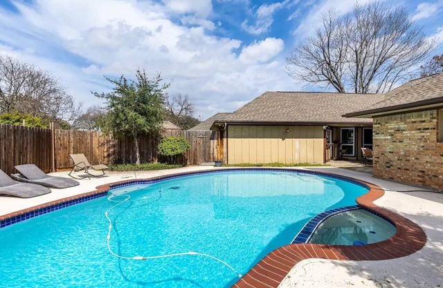 Casa de 4 dormitorios muy bien actualizada con piscina privada