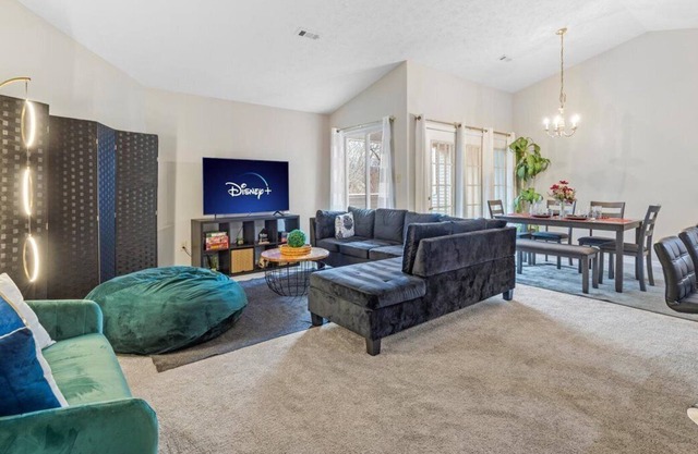 Pet Friendly Getaway w/Disney+ Mins To DT Sleeps 5
