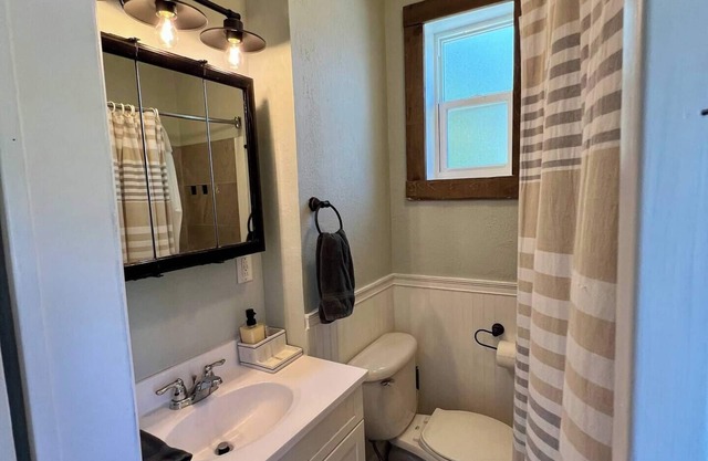Pet Friendly Guesthouse Near the Beach/Downtown