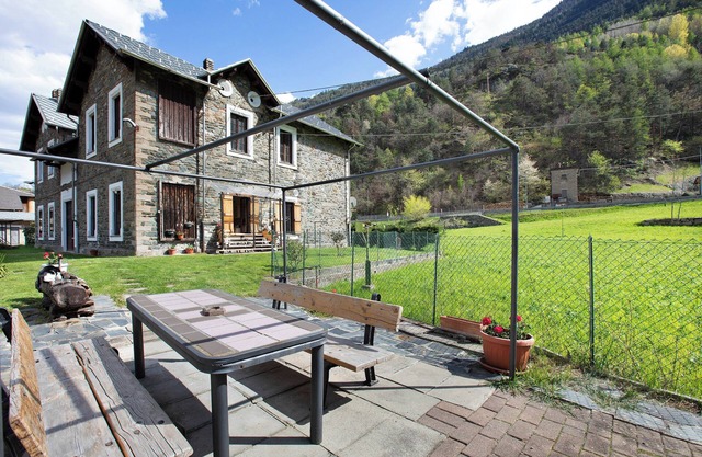 Apartamento vacacional 'Casa Tua' con vistas a la montaña, jardín y terraza que admite mascotas
