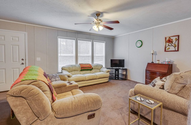 Pet-Friendly Home ~ 10 Mi to Hocking Hills!