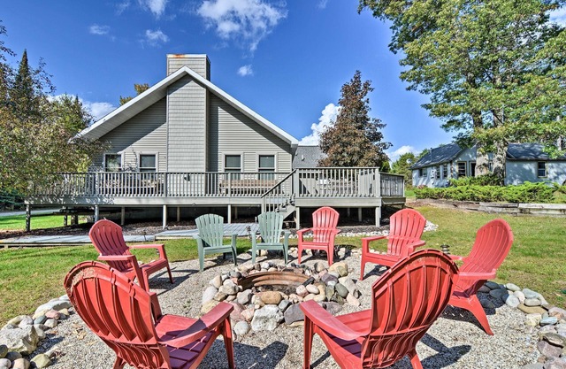 ¡NUEVO! Roscommon Home w / Deck, ¡7 millas al lago Higgins!