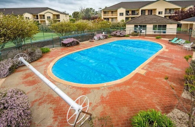 PET FRIENDLY HOME / POOL & PARKING/ TENNIS COURT