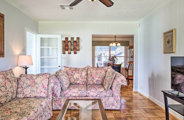 Pet-Friendly Home w/ Patio - 3 Mi to Houston Zoo!