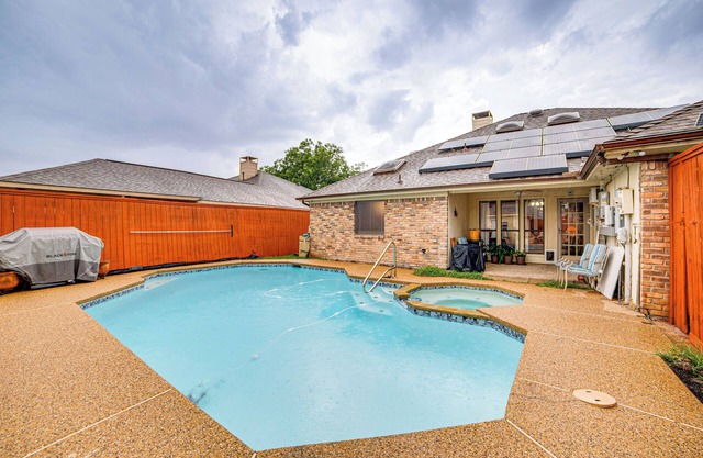 Pet-Friendly Home w/ Pool - 8 Mi to Central Plano!