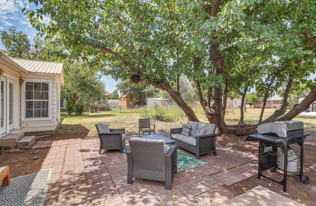 Pet Friendly Home w/ Yard & Grill in Crowell!