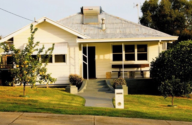 Pet-friendly Jarrah Cottage, a cosy home with spacious block located in Waroona.