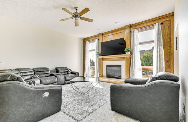 Pet-Friendly Johnston Getaway w/ Deck & Yard!