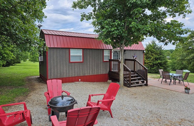 Pet friendly, King bed and less than 2 miles to major Highway 65