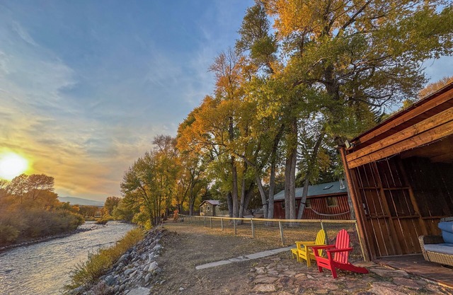 Escape to a King Suite with Stunning Riverfront Access and Breathtaking Mountain Views