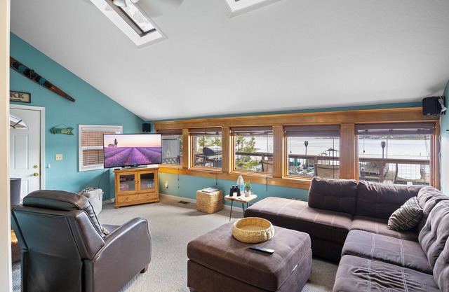 Pet-Friendly Lakefront Home in a Quiet Cove w/ Netflix, Outdoor Seating, Boat Slip