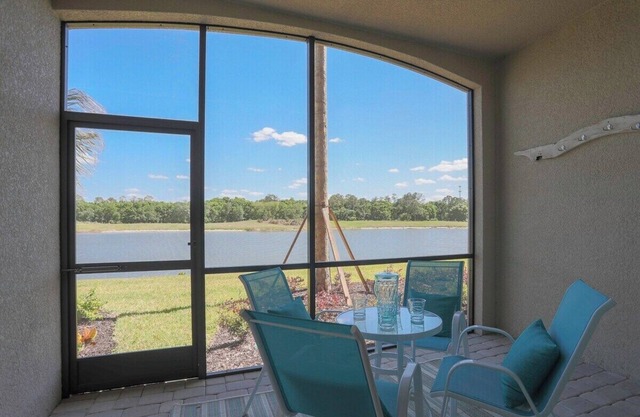 Pet-friendly lakefront condo at Lakewood National Golf Club - Day Dreamer