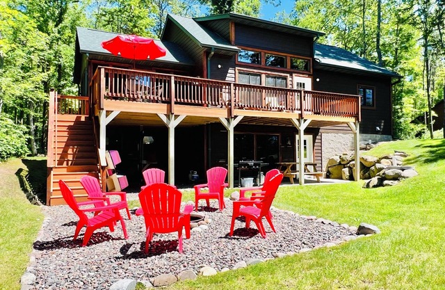 ¡Cabina completamente nueva en Lakeside, perfecta para retiros familiares!