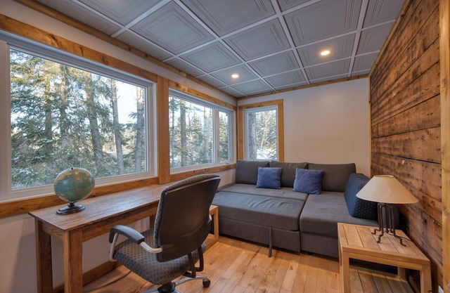 Pet Friendly Large Family Getaway - 30 Minutes from Ski Hills
