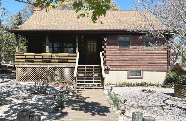 Pet Friendly, Log cabin near the Bay