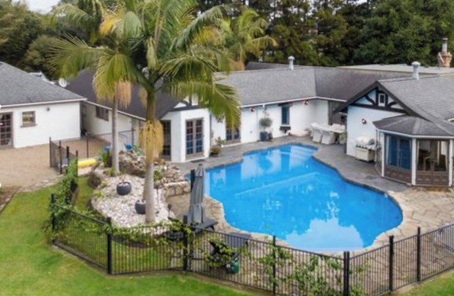 Pet friendly Luxury Accommodation with private Pool and Jetty