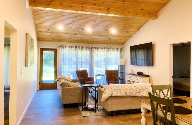 Pet friendly! Minutes from Lake Michigan. 1hr 20 mins from Chicago